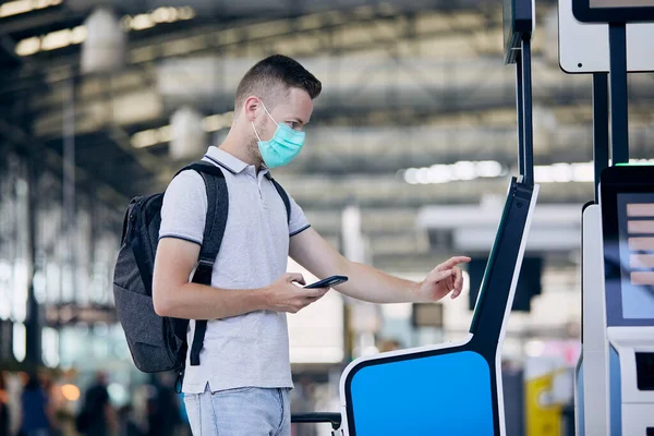 Hombre Usando Máquina Registro Autoservicio Billete Escaneo Pasajeros Teléfono Inteligente — Foto de Stock