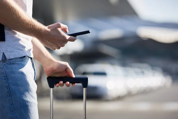 Uomo Possesso Smartphone Utilizzando App Mobile Contro Una Fila Taxi — Foto Stock