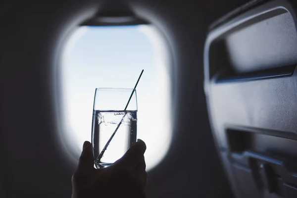 Fluggäste Genießen Getränke Während Des Fluges Mann Hält Glas Gin — Stockfoto