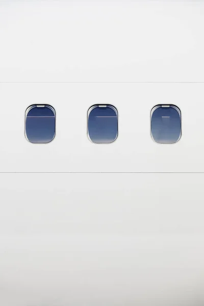 Beyaz Uçağın Gövdesinde Pencere Var Kopyalama Alanı Olan Düzlemin Dikey — Stok fotoğraf