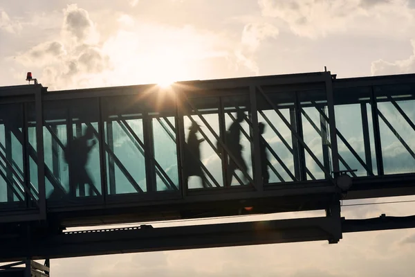 Silhouetten Von Menschen Belebten Flughafen Passagiere Gehen Boarding Bridge — Stockfoto