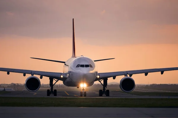 Großraumflugzeug Rollt Zum Start Frontansicht Des Flugzeugs Gegen Den Flughafen — Stockfoto