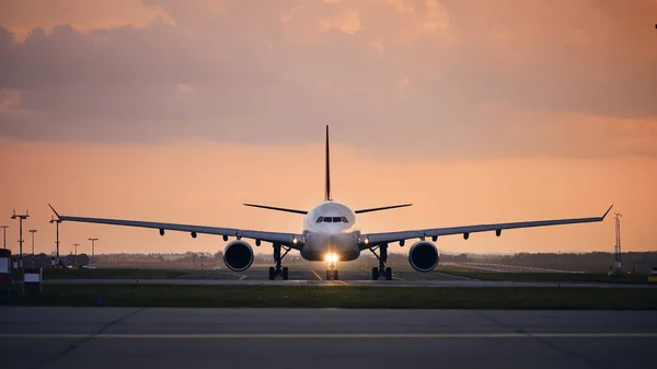 Samolot Szerokokadłubowy Gotowy Startu Widok Przodu Samolotu Lotnisko Zachodzie Słońca — Zdjęcie stockowe