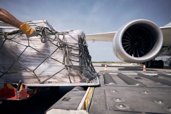 Hand Des Bodenpersonals Beim Entladen Des Frachtflugzeugs Frachtcontainer Gegen Strahltriebwerk — Stockfoto