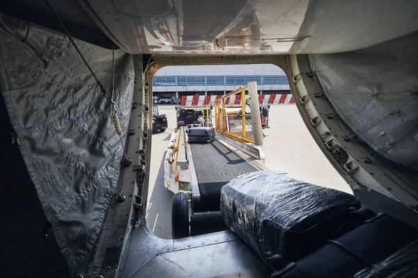 Beladen Des Gepäcks Mit Flugzeugen Koffer Vom Förderband Ins Flugzeug — Stockfoto