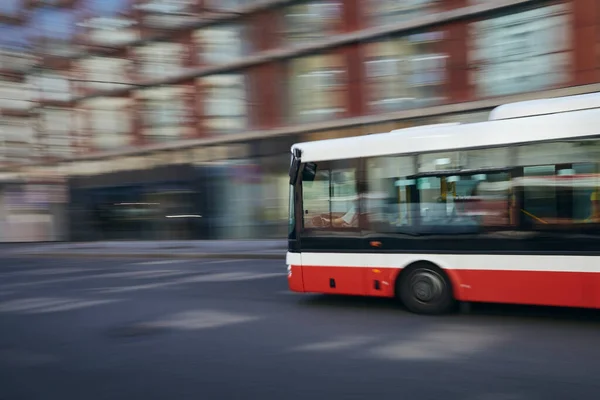 Автобус Общественного Транспорта Размытом Движении Повседневная Жизнь Городе Мбаппе Чехия — стоковое фото