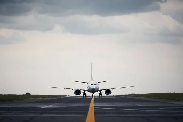 Přední Pohled Letadlo Letišti Komerční Letadlo Během Pojíždění Vzletovou Dráhu — Stock fotografie