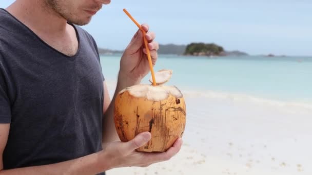 Närbild Mannen Som Dricker Kokos Vit Sandstrand Mot Tropiska Realtid — Stockvideo