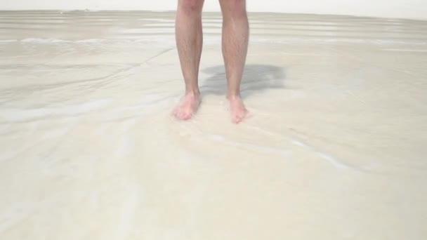 Человек Наслаждается Волнами Моря Белом Песчаном Пляже Сейшелах Разрешение Режиме — стоковое видео