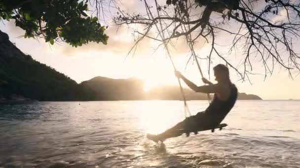 Hombre Feliz Swing Disfrutando Las Vacaciones Hermosa Puesta Sol Playa — Vídeos de Stock