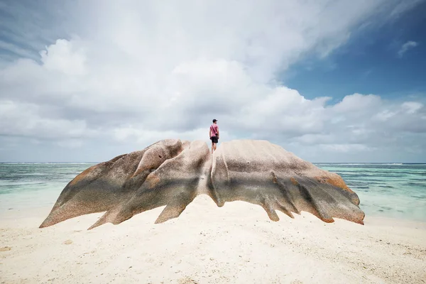 Homem Rocha Olhando Para Vista Turista Solitário Desfrutando Calma Praia — Fotografia de Stock