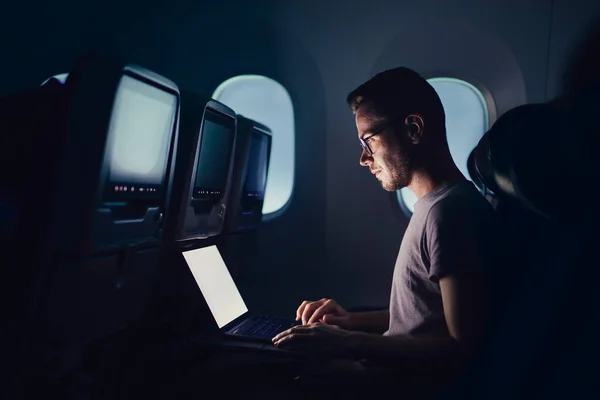 Человек Летит Самолёте Молодой Пассажир Ноутбуком Время Ночного Полета — стоковое фото
