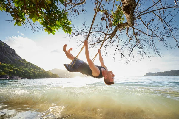 Счастливый Человек Качелях Наслаждается Отпуском Закат Пляже Сейшельских Островов — стоковое фото