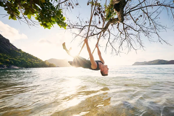 Солнечный День Пляже Счастливый Человек Качелях Наслаждается Отпуском Сейшелах — стоковое фото