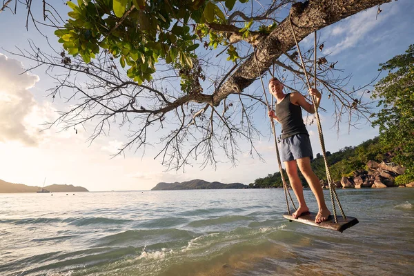 Schöner Sonniger Tag Strand Glücklicher Mann Auf Schaukel Genießt Urlaub — Stockfoto