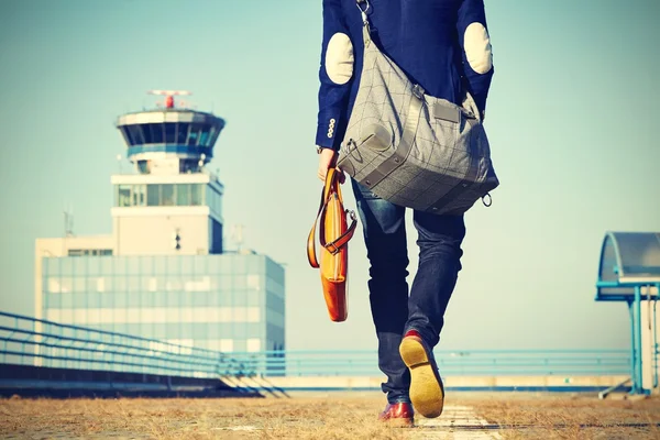 Schöner Mann am Flughafen — Stockfoto