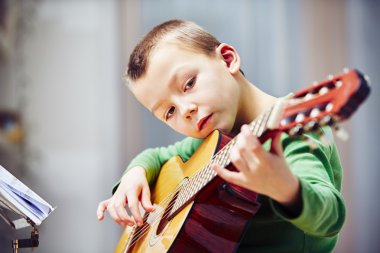 küçük gitarist