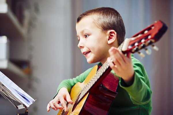 Pequeño guitarrista — Foto de Stock