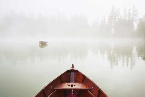 Bateaux dans le brouillard mystérieux — Photo