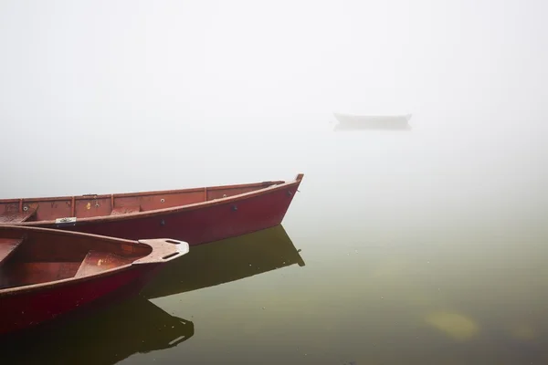 Лодки в таинственном тумане — стоковое фото