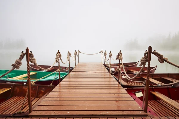 Човни в таємничому тумані — стокове фото