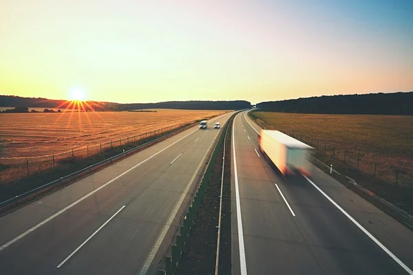 Highway vid soluppgången — Stockfoto