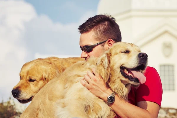 Hombre con sus perros — Foto de Stock