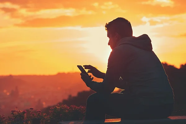 Homem com telefone — Fotografia de Stock