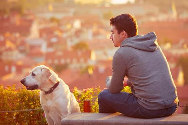 Homem com cão ao nascer do sol — Fotografia de Stock