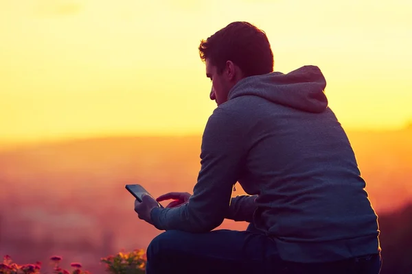 Homme avec téléphone — Photo