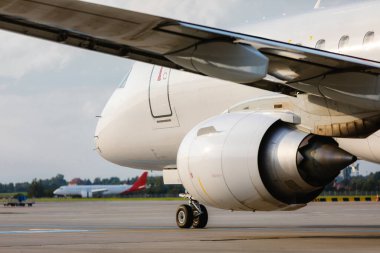 Güneşli bir günde havaalanında trafik vardı. Kalkış için yolcu uçağını piste yaklaştırın..