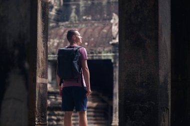 Sırt çantalı bir turist Siem Reap Kamboçya yakınlarındaki Angkor 'da antik uygarlıklar arasında yürüyor. Güneydoğu Asya 'da seyahat, kültür mirası, tarih, keşif ve macera