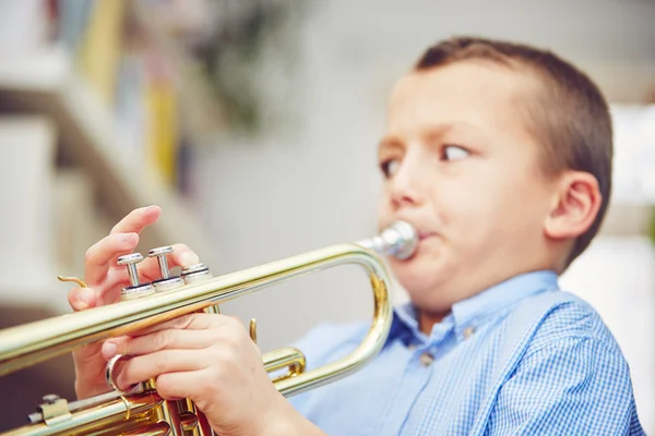 Menino com trompete — Fotografia de Stock