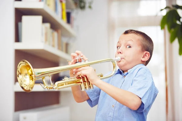 Menino com trompete — Fotografia de Stock