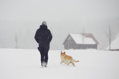 Kış zamanında köpekli adam
