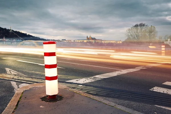 Traffico notturno in città — Foto Stock