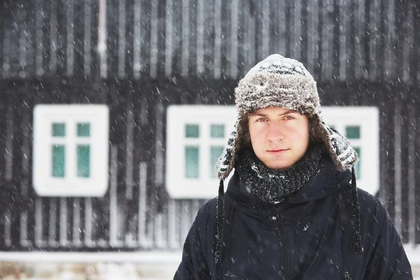 Jeune homme en chute de neige — Photo