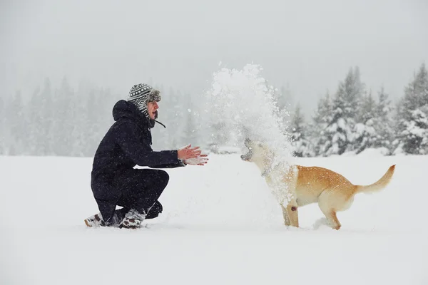 Homme avec chien en hiver — Photo