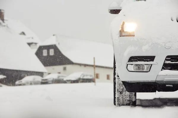 Autó a téli úton — Stock Fotó