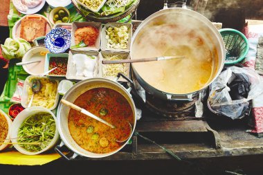 Bangkok 'ta yüzen pazar