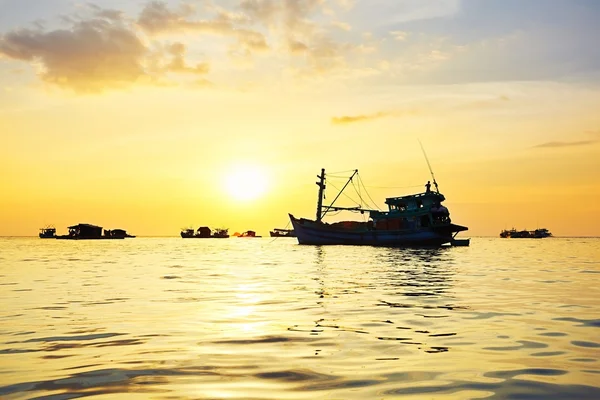 Village de pêcheurs au lever du soleil — Photo