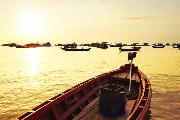 Village de pêcheurs au lever du soleil — Photo