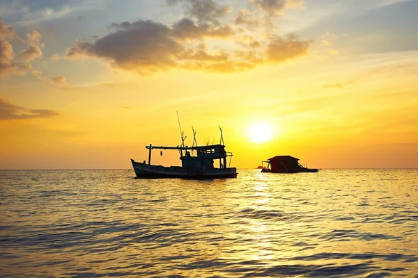 Villaggio di pescatori all'alba — Foto Stock