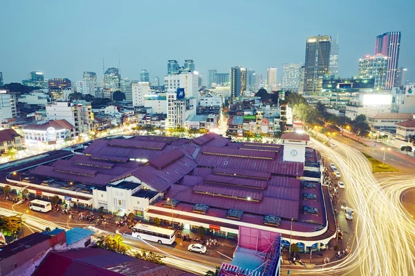 'S avonds verkeer in Ho Chi Minh City — Stockfoto