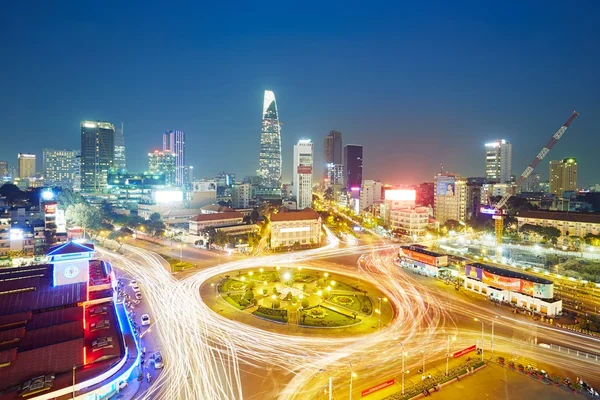 'S avonds verkeer in Ho Chi Minh City — Stockfoto