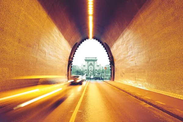 Tráfico en túnel urbano — Foto de Stock