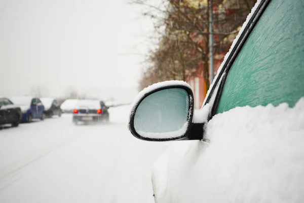 Auto's vallende sneeuw — Stockfoto