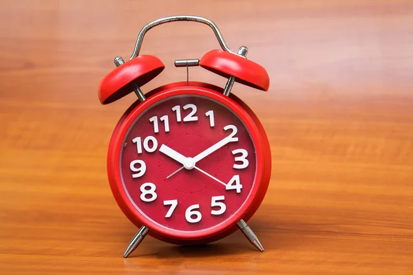 Reloj Rojo Sobre Fondo Madera Área Espacio Copy —  Fotos de Stock