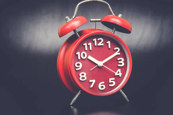 Siyah arkaplanda kırmızı saat. Boşluğu kopyala