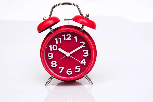 Beyaz arkaplanda kırmızı saat. Boşluğu kopyala